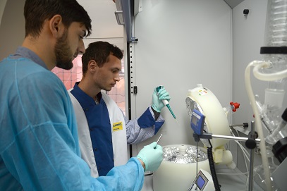 Studenți în laborator